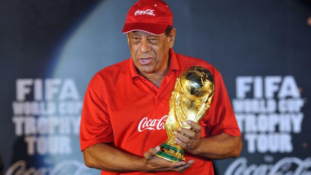brazilworldcupherocarlosalbertopassesaway